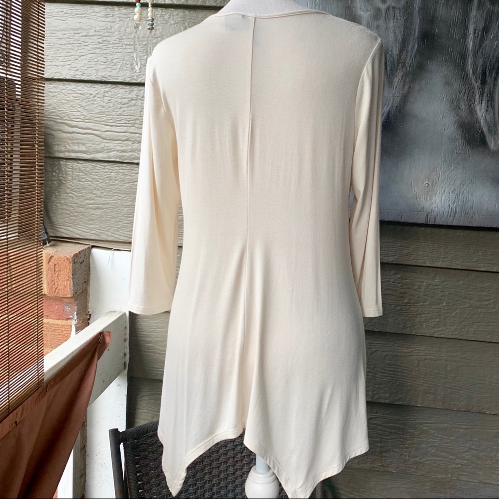 New Directions Cream Top w/Asymmetrical Hemline Sm - Picture 4 of 6